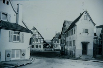 Dorfplatz mit alter Schule