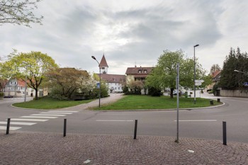 Dorfplatz mit alter Schule
