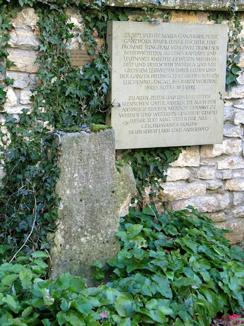 Steintafel und Gedenkkreuz Maria Ganzhorn